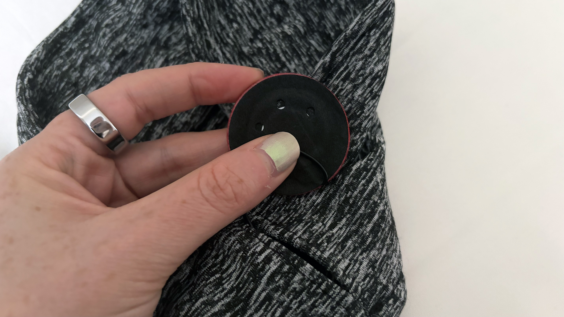 תקריב של יד מחזיקה את רמקול האוזניות Snoozeband