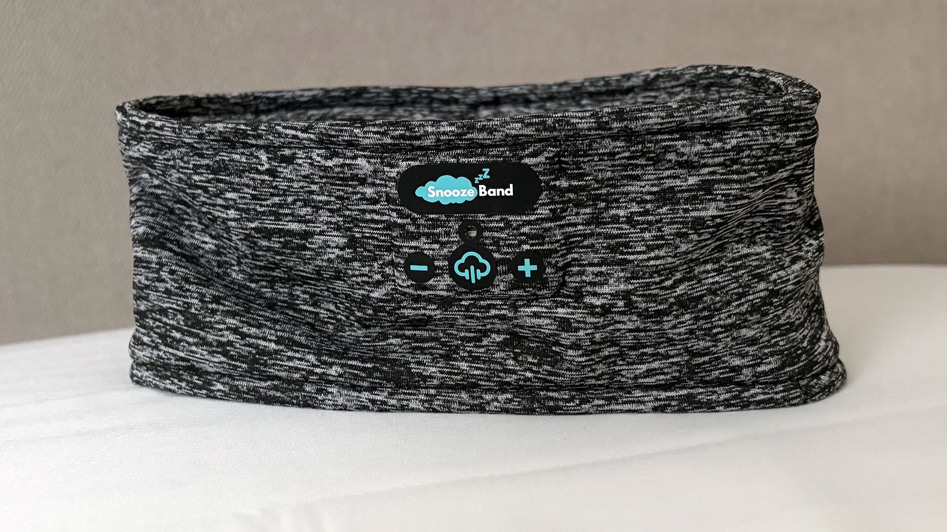 בדקתי את ה-Snoozeband Original עם רמקולים מובנים - והוא שינה את המהירות שבה אני נרדם מאת Ruth Jones פורסם ב-20 באוקטובר 26 מומלץ The SnoozeBand Original הוא פתרון זול ונוח למי שמסתמך על רעש לבן כדי להירדם מהר ולהטביע רעשים לא רצויים, בכל מקום בו אתה נמצא.