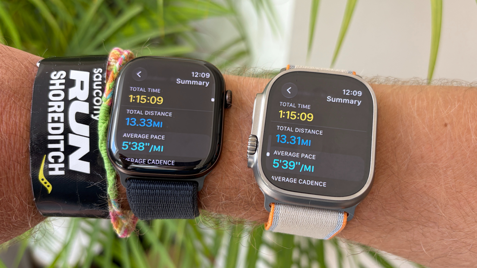 תקריב של Apple Watch 12 ו-Apple Watch Ultra 4 על פרק כף היד של המשתמש