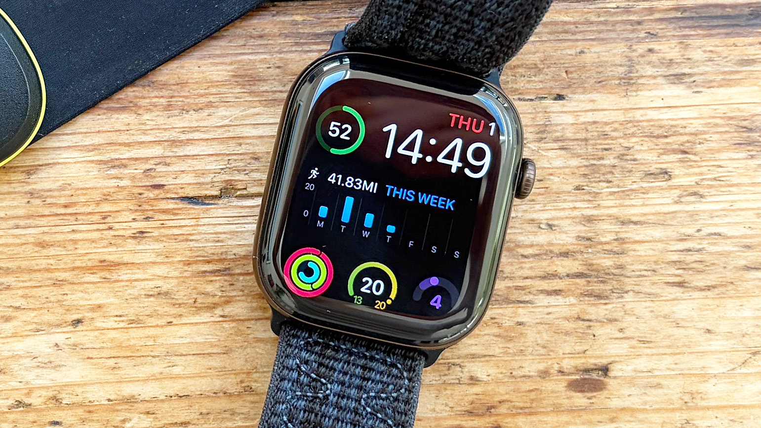 תקריב של מסך הבית של Apple Watch 12; ציון המוכנות היומי כאחד מכמה ווידג'טים המוצגים