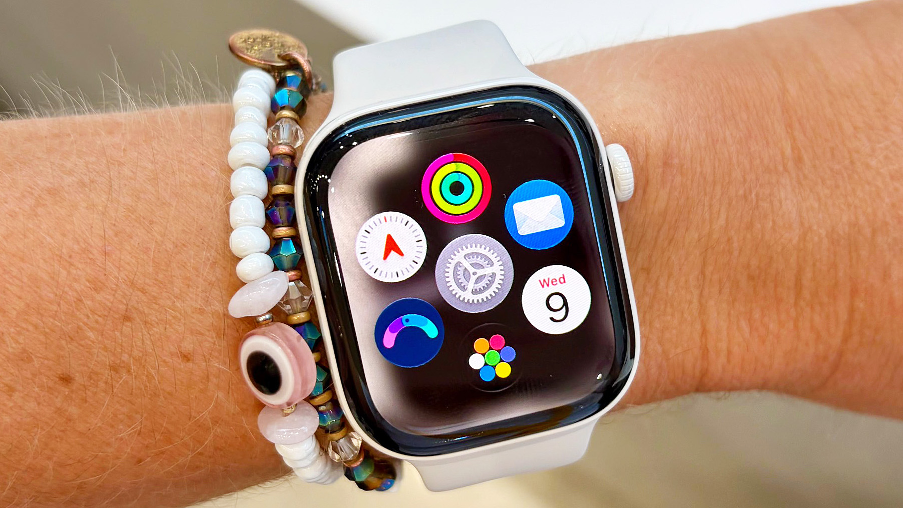 תקריב של Apple Watch Series 12 על פרק כף היד של משתמש באירוע ההשקה של קופרטינו ב-10 בספטמבר 2026