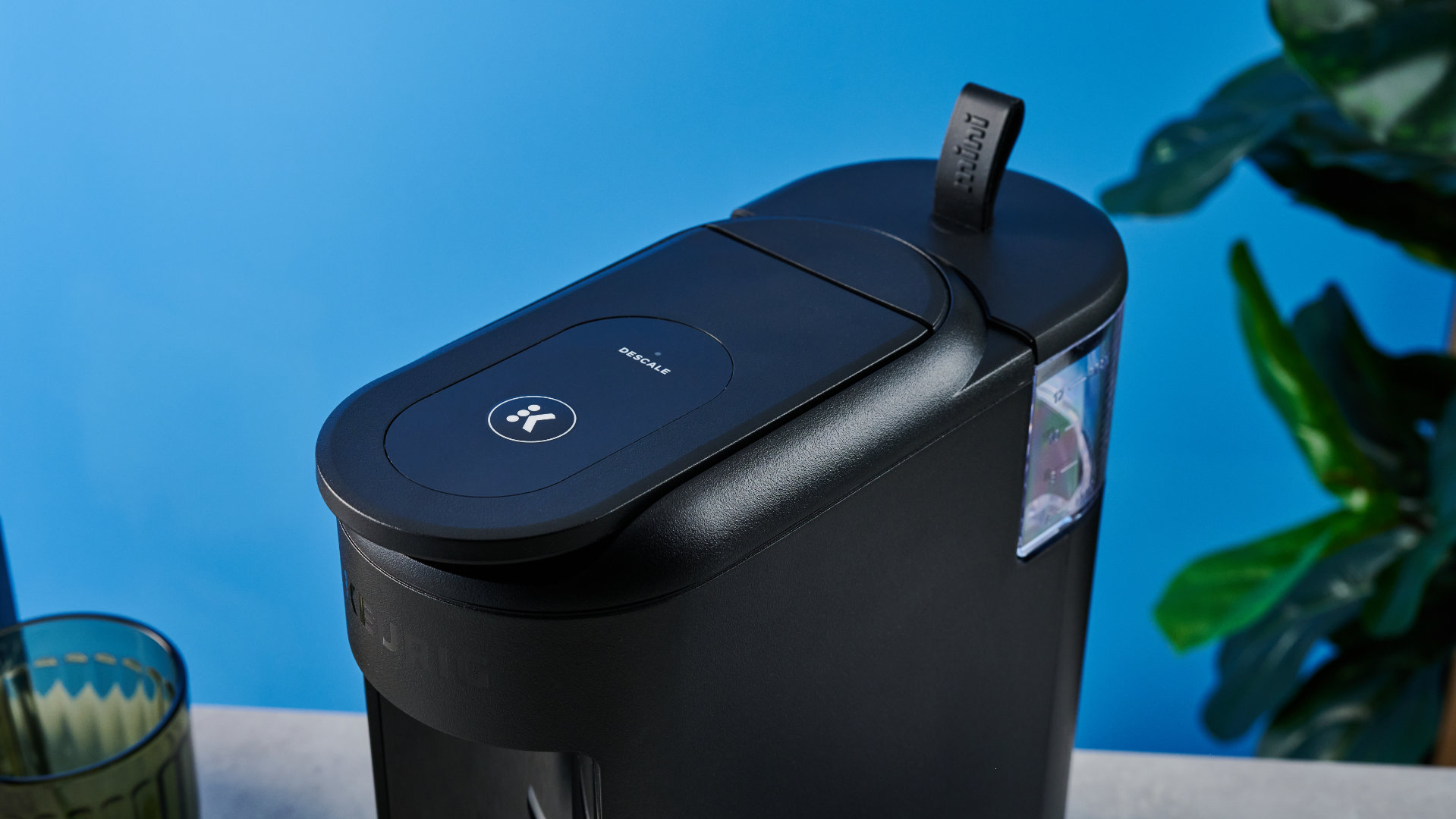 מכונת הקפה keurig k-mini mate שצולמה עם רקע המדריך הכחול