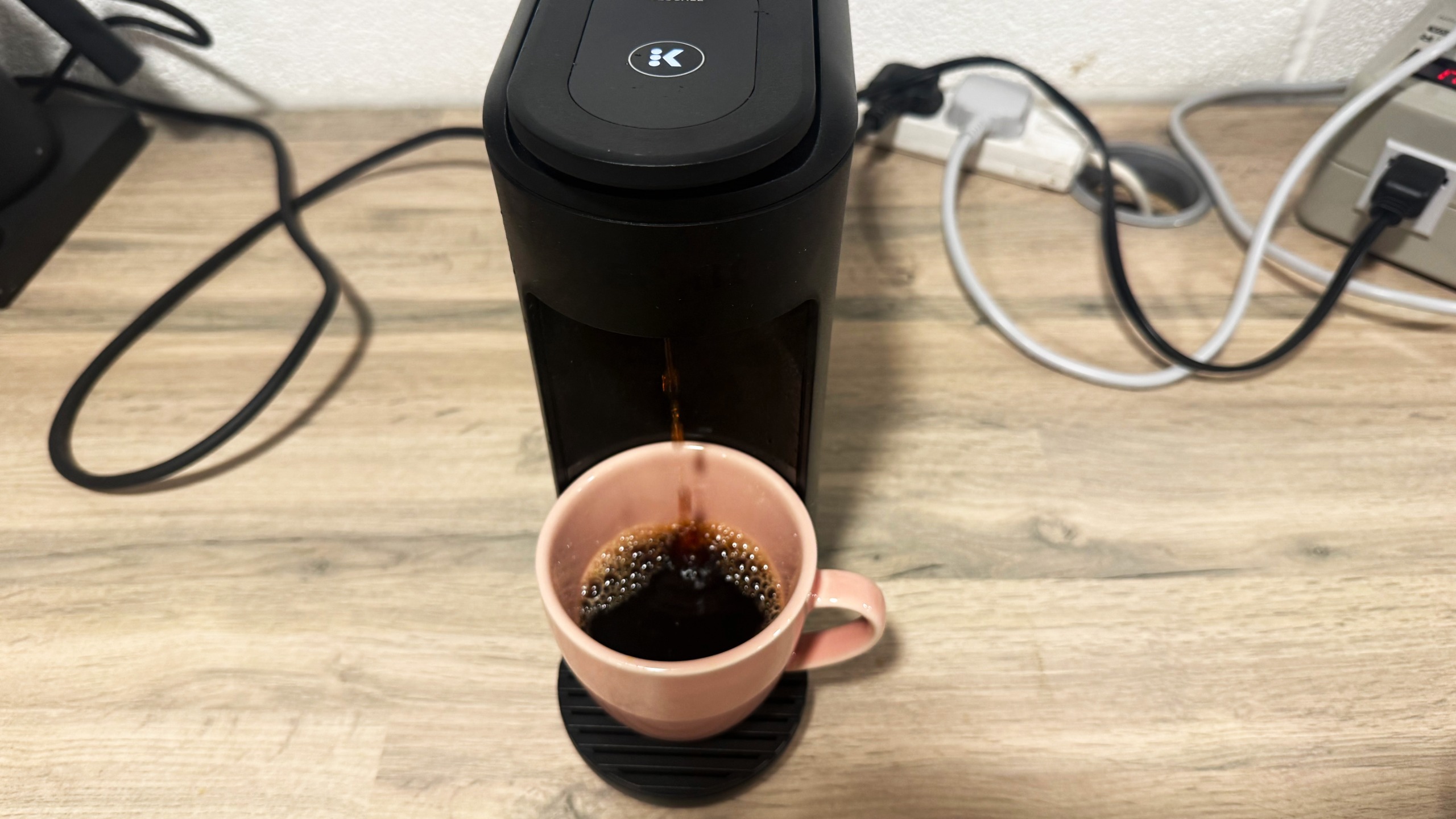תמונה של ה-keurig k-mini mate מכינה קפה שחור