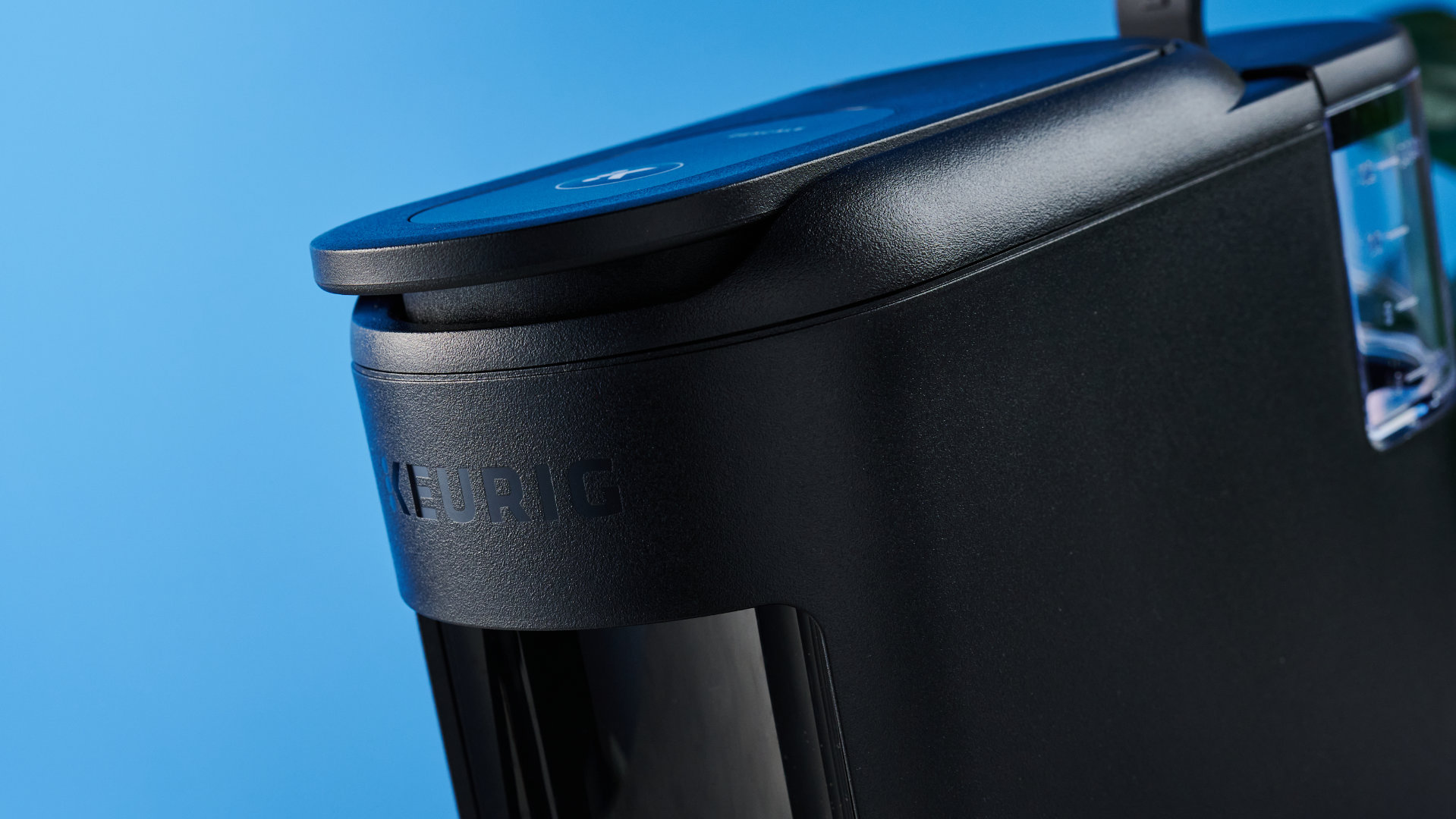 מכונת הקפה keurig k-mini mate שצולמה עם רקע המדריך הכחול