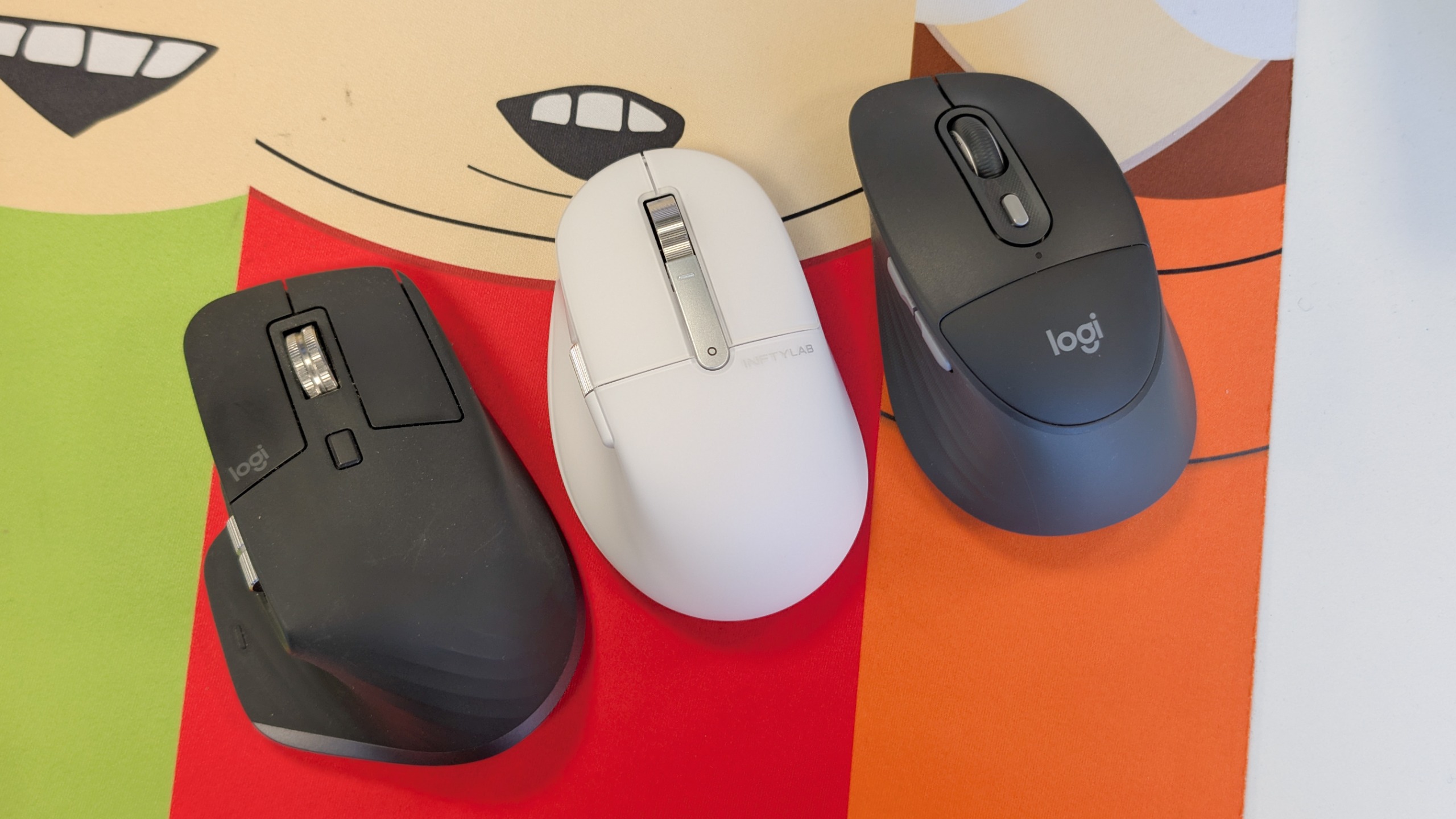 BenQ INFTYLAB M Mouse PS01 לצד שני עכברים נוספים