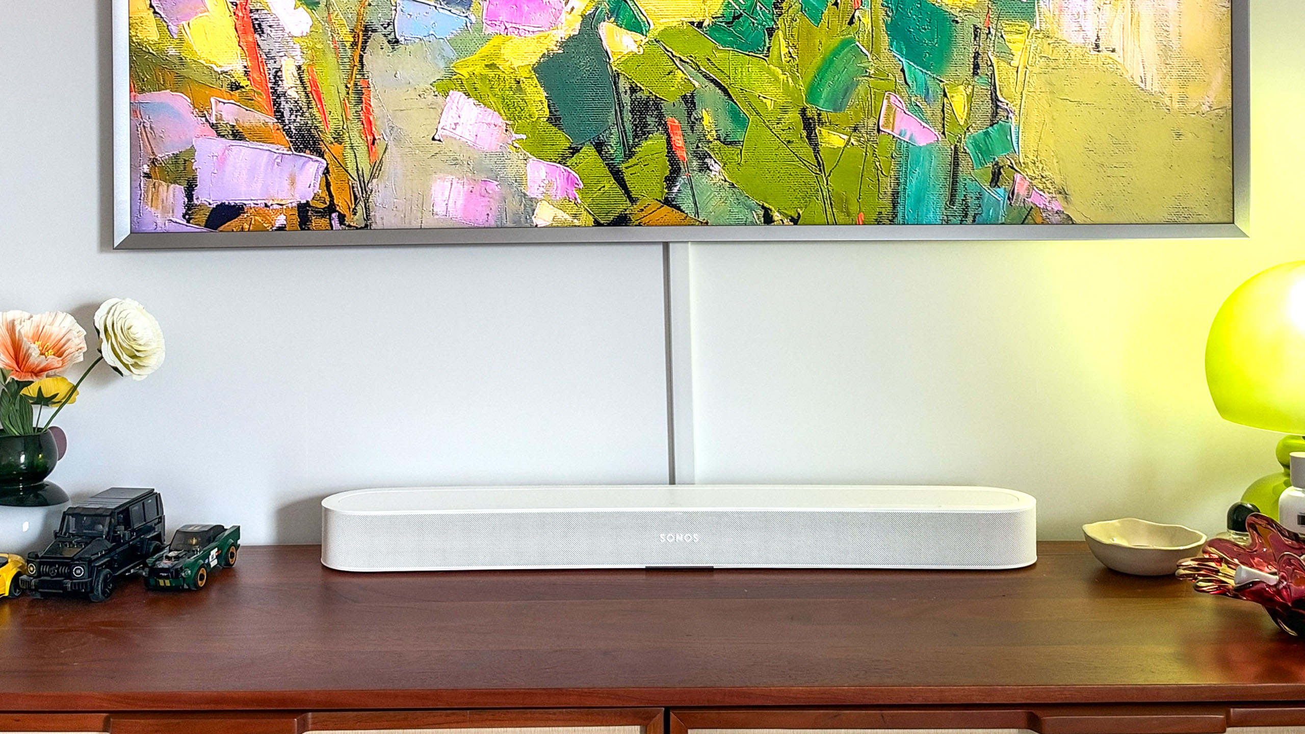 סרגל קול של Sonos Beam Ultra על שולחן צד