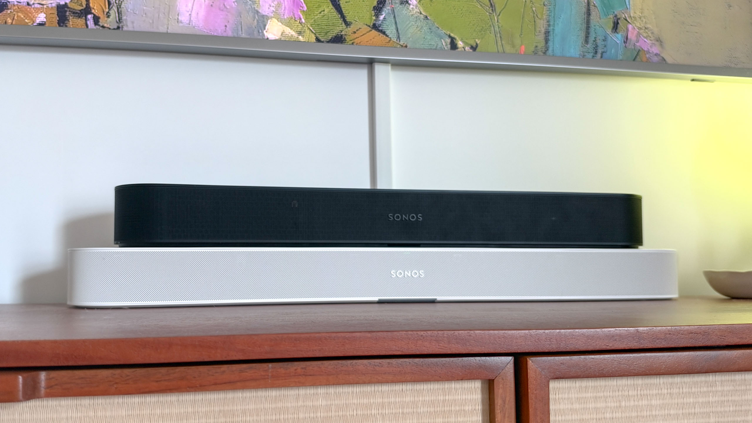סרגל קול של Sonos Beam Ultra על שולחן צד