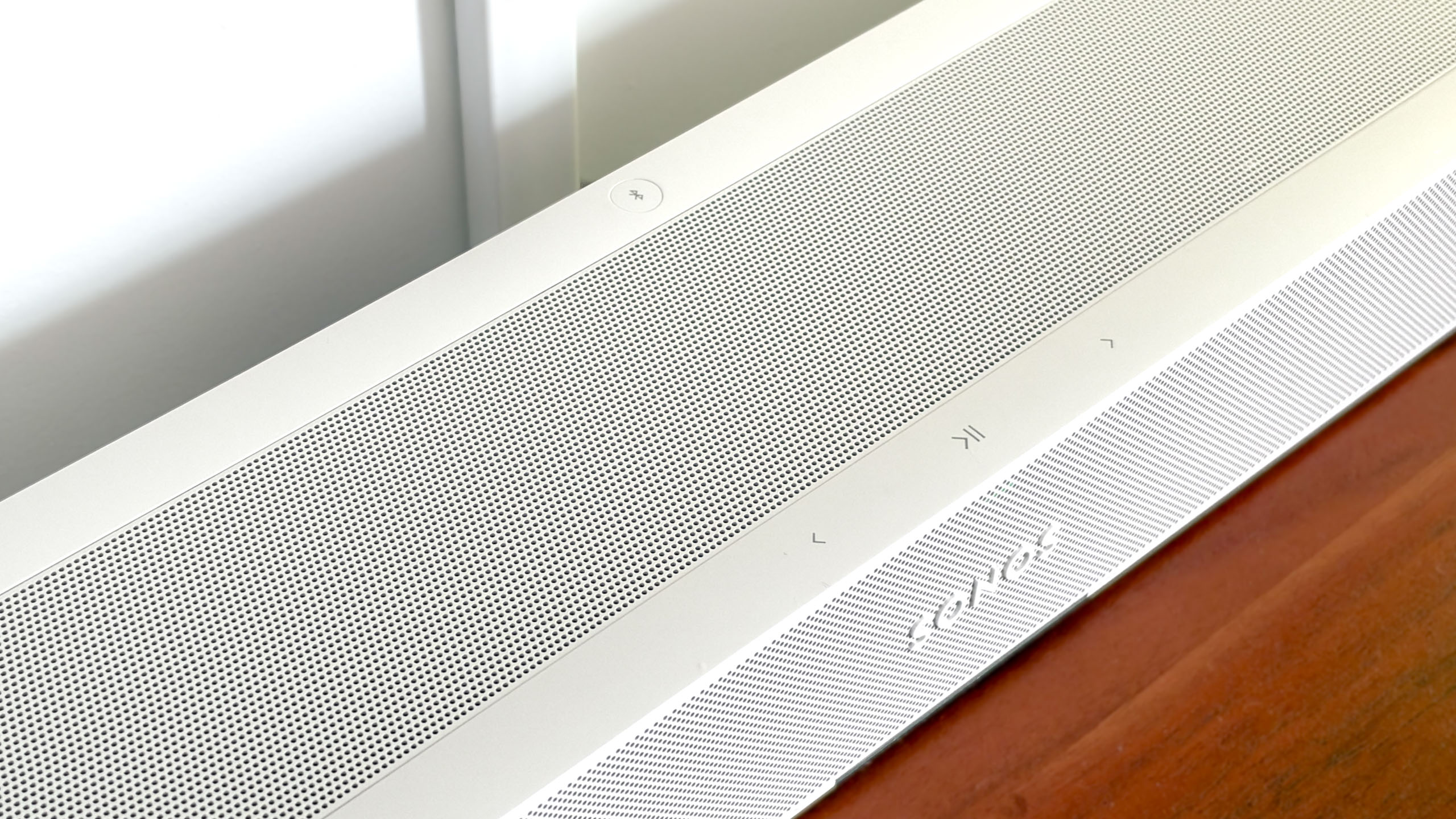 סרגל קול של Sonos Beam Ultra על שולחן צד