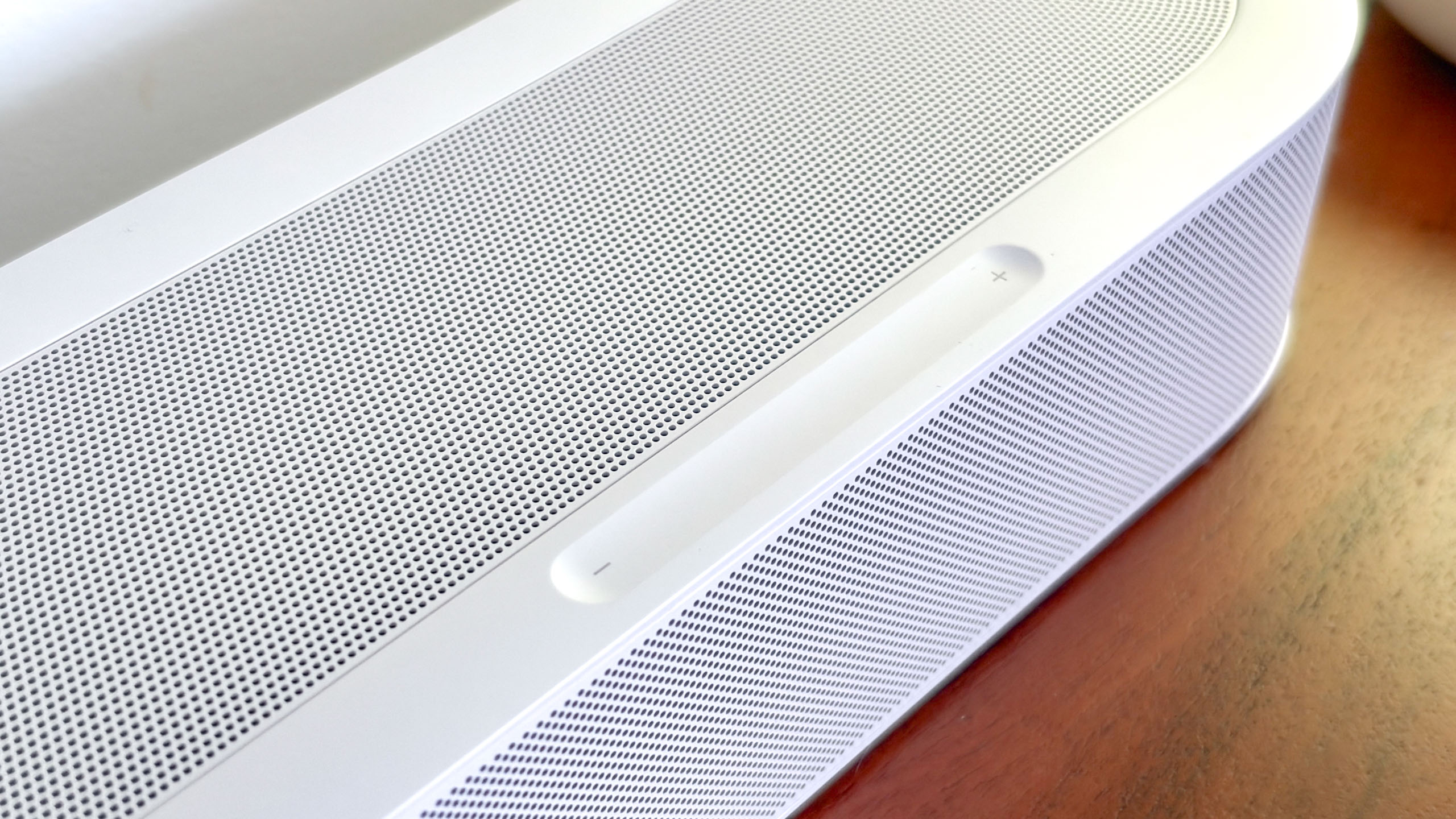 סרגל קול של Sonos Beam Ultra על שולחן צד