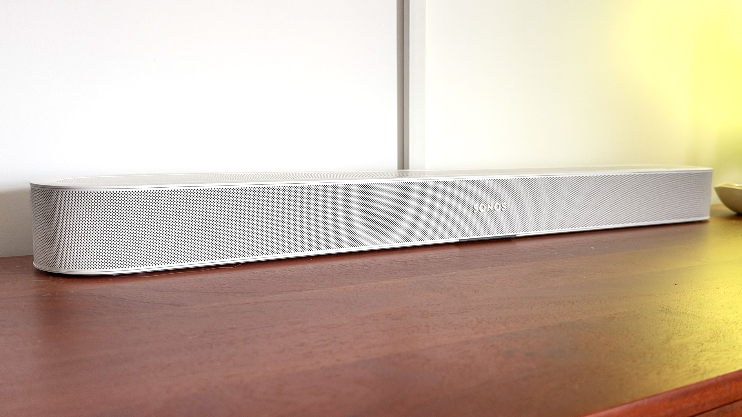 סרגל קול של Sonos Beam Ultra על שולחן צד