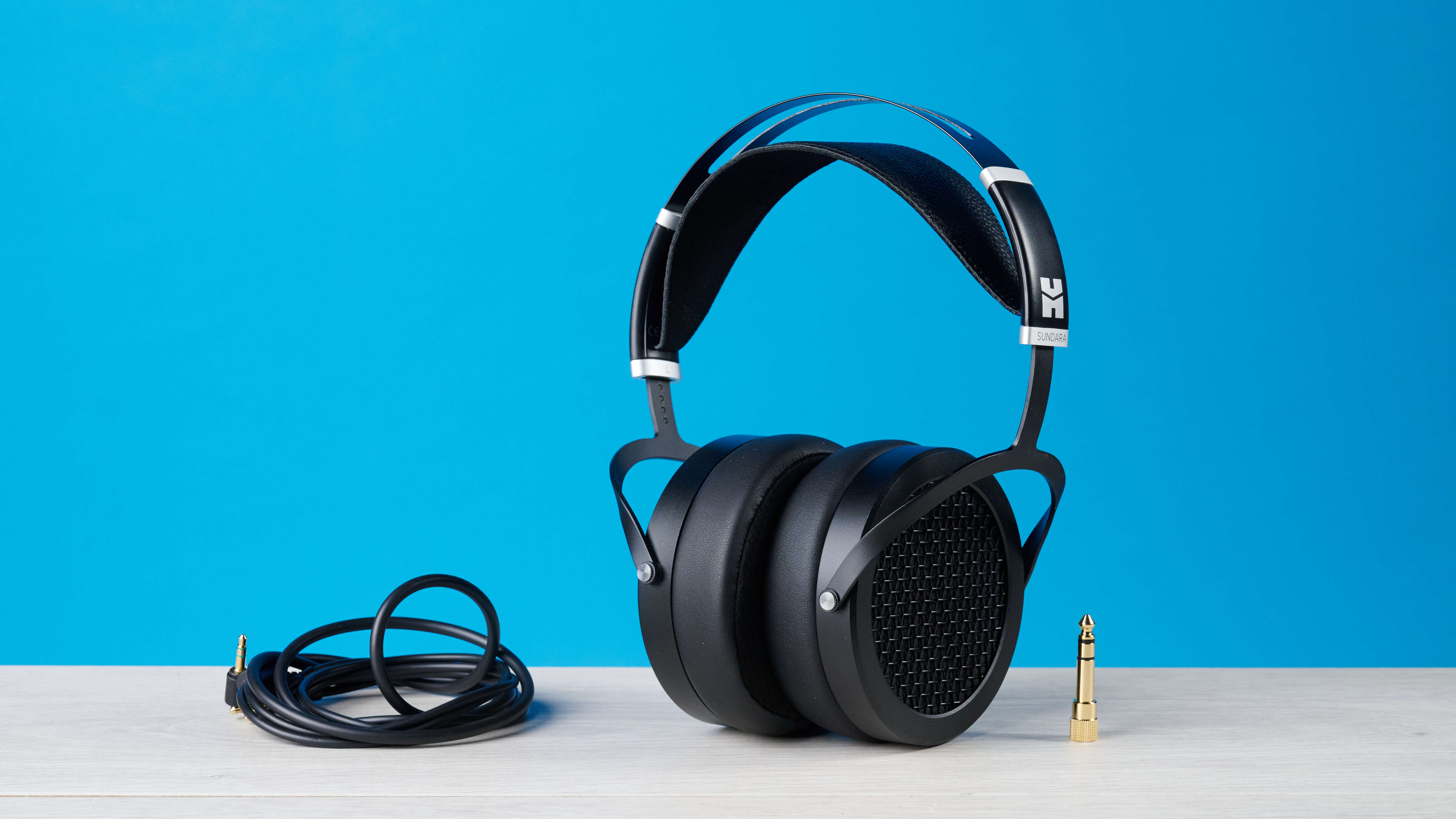 אוזניות האודיופיל החוטיות עם גב פתוח HIFIMAN Sundara שצולמו על רקע הטומים הכחולים' רקע מדריך