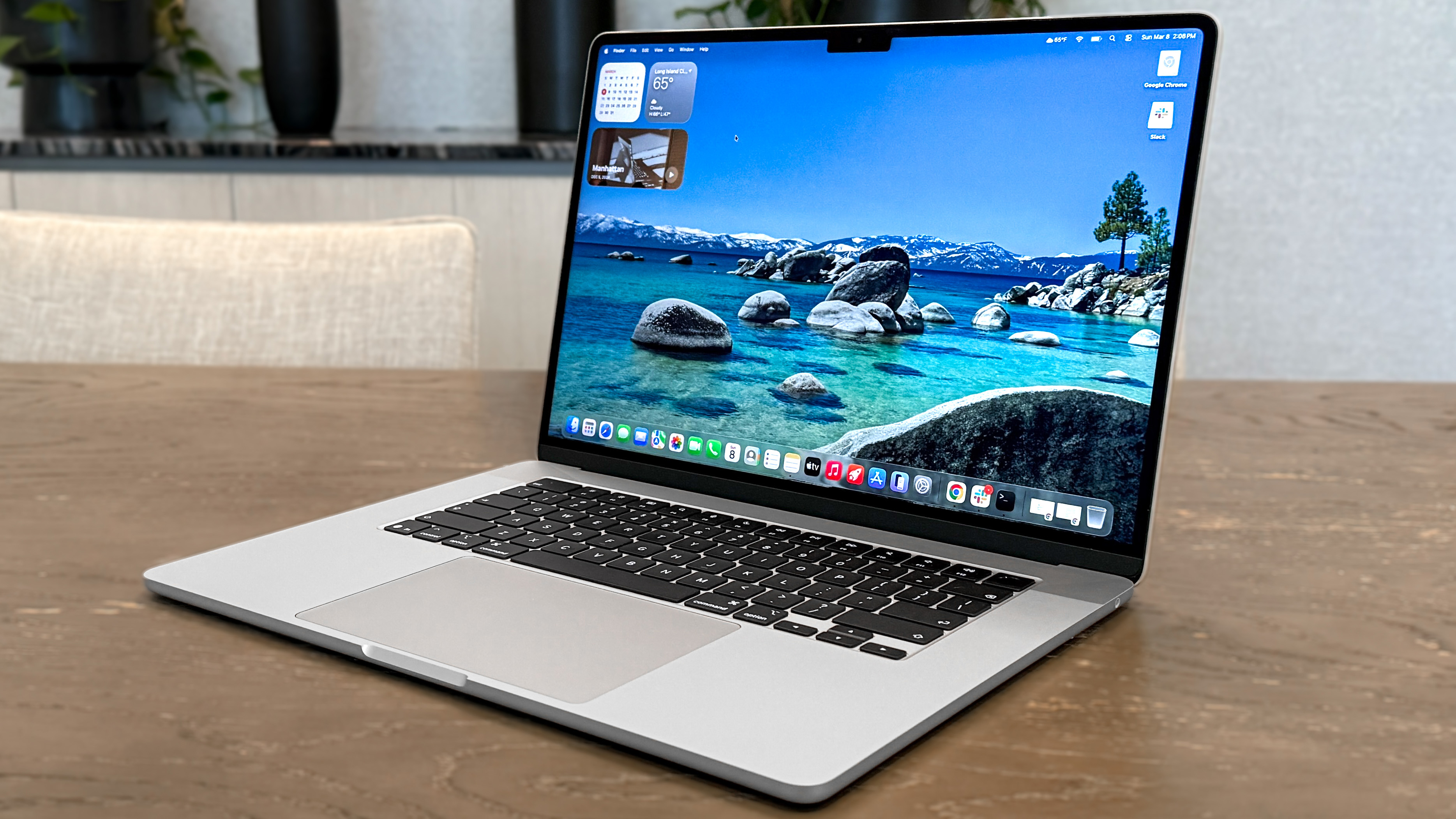 MacBook Air 15 אינץ' M5 על שולחן עבודה