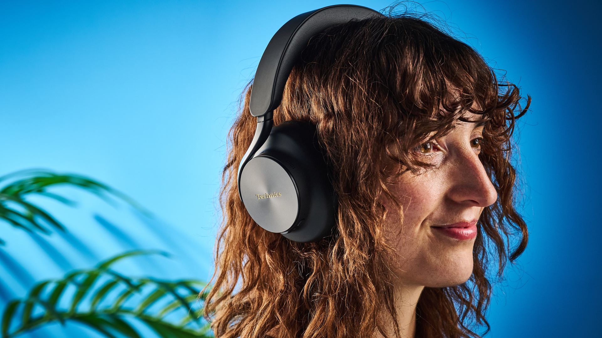 אוזניות the technics eah-a1000 עם לוגו זהב טכניקה שצולם על רקע כחול