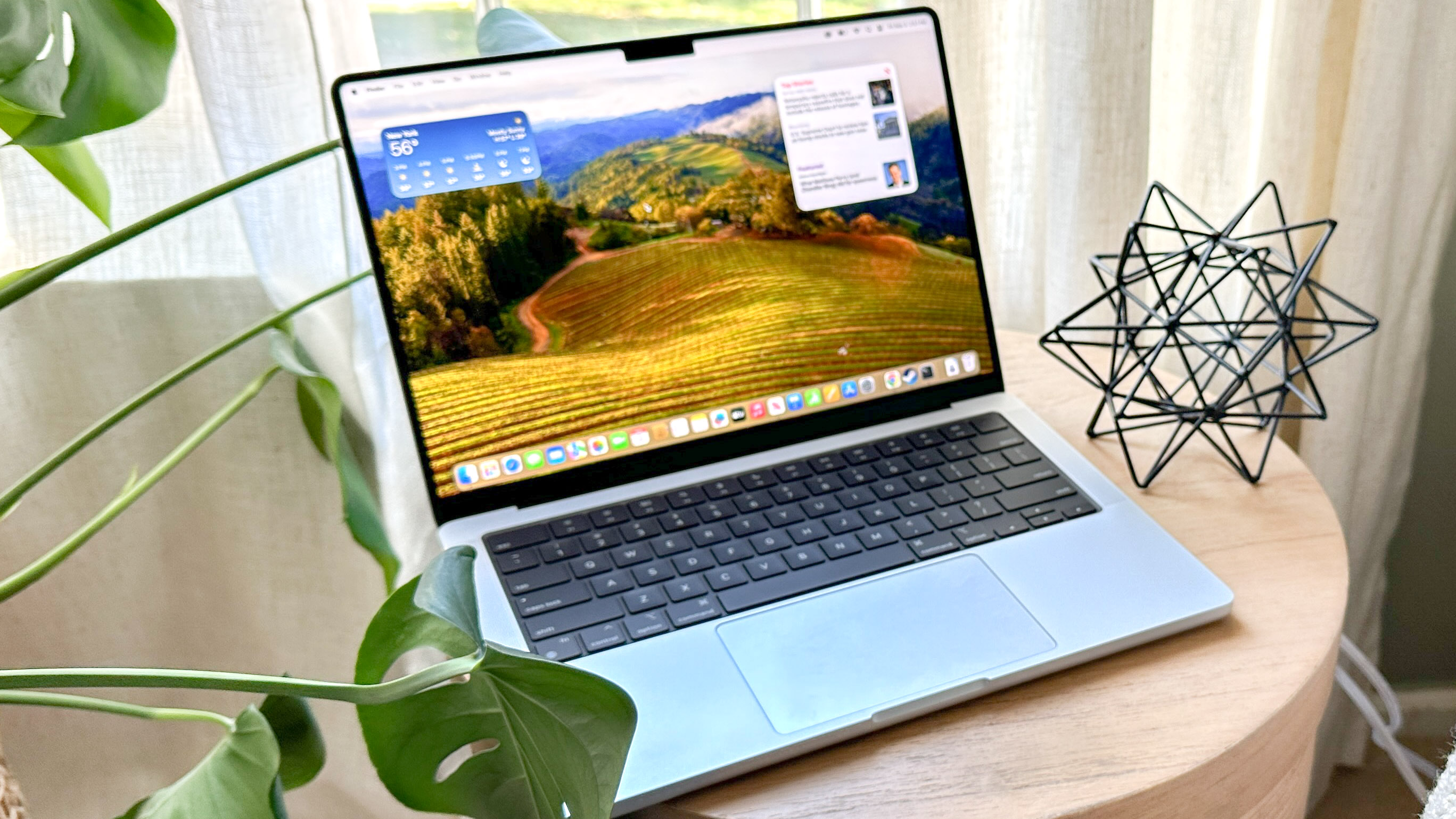 MacBook Pro 14 אינץ' M3 על השולחן