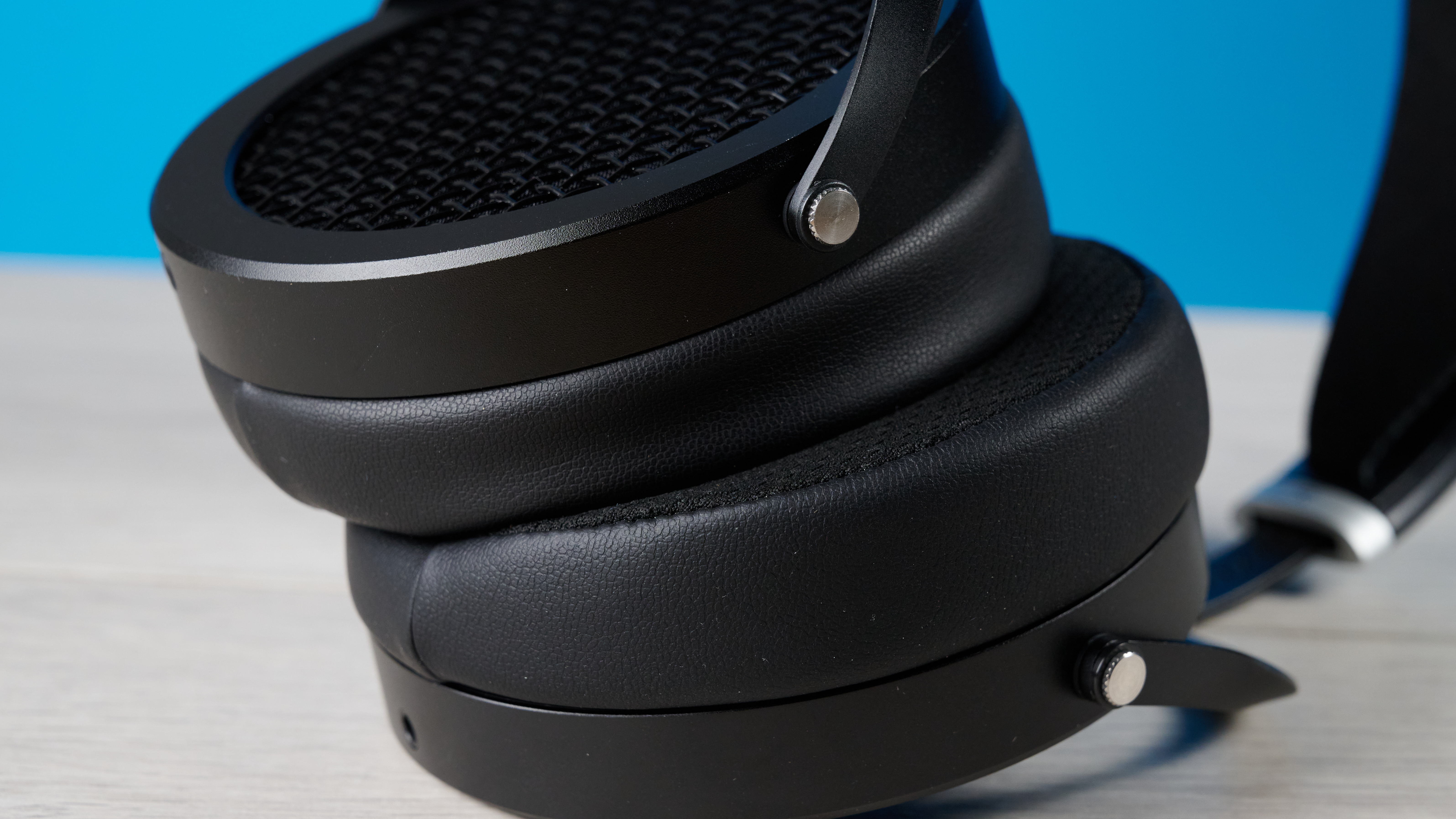 אוזניות האודיופיל החוטיות עם גב פתוח HIFIMAN Sundara שצולמו על רקע הטומים הכחולים' רקע מדריך