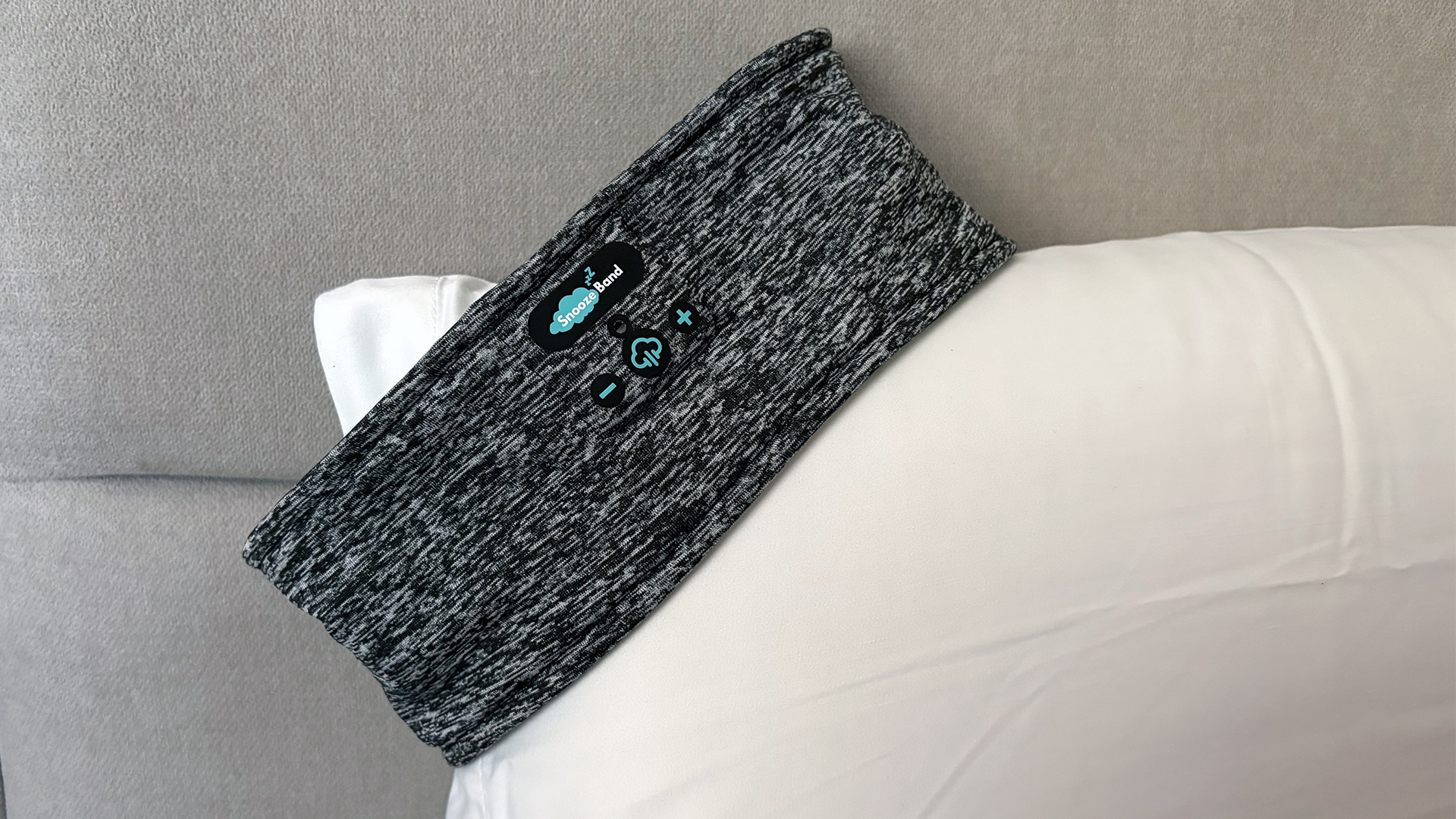 ה-SnoozeBand התאזן על קצה הכרית בחדר השינה של המבקר שלנו