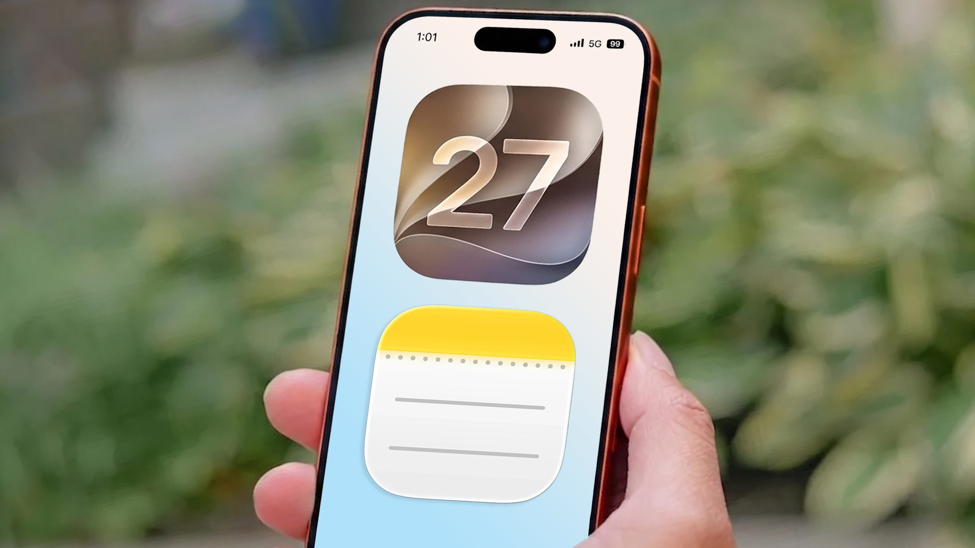 לוגו iOS 27 באייפון עם סמל אפליקציית Notes