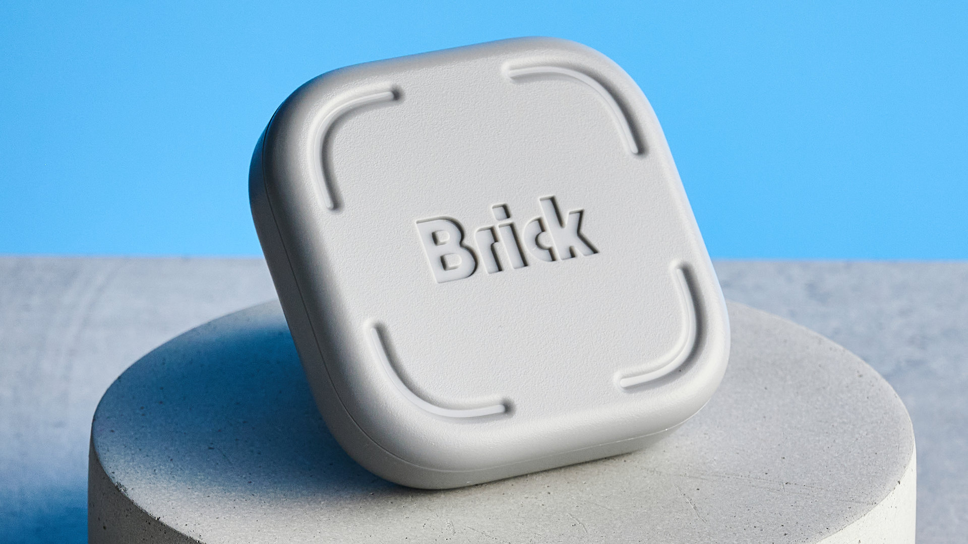 הגאדג'ט Brick מצולם מול רקע כחול