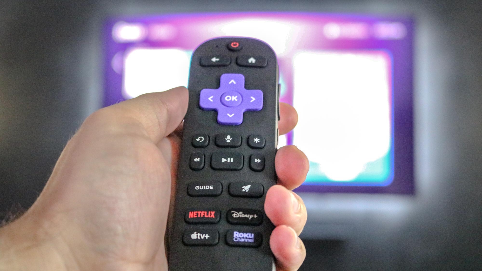 צפייה בטלוויזיה עם Roku Voice Remote Pro (דור שני)