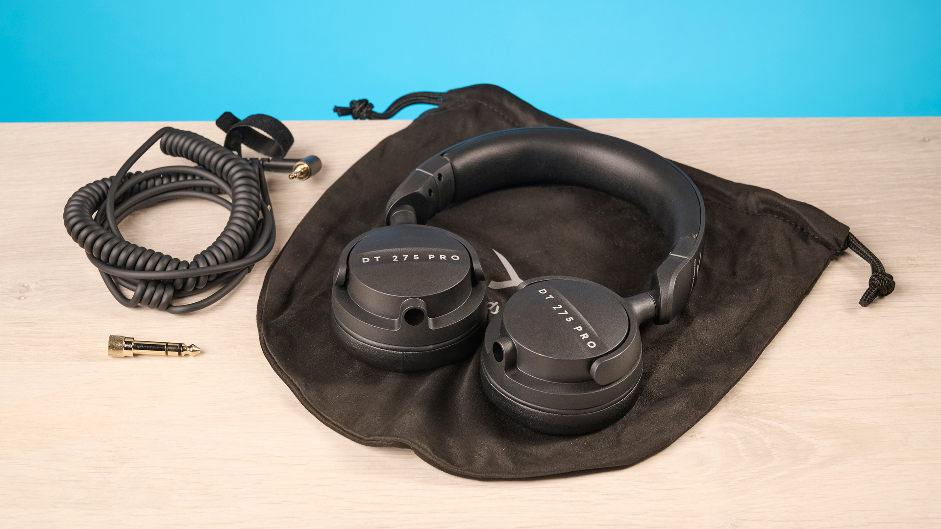 Beyerdynamic DT 275 Pro מצולם מול רקע כחול