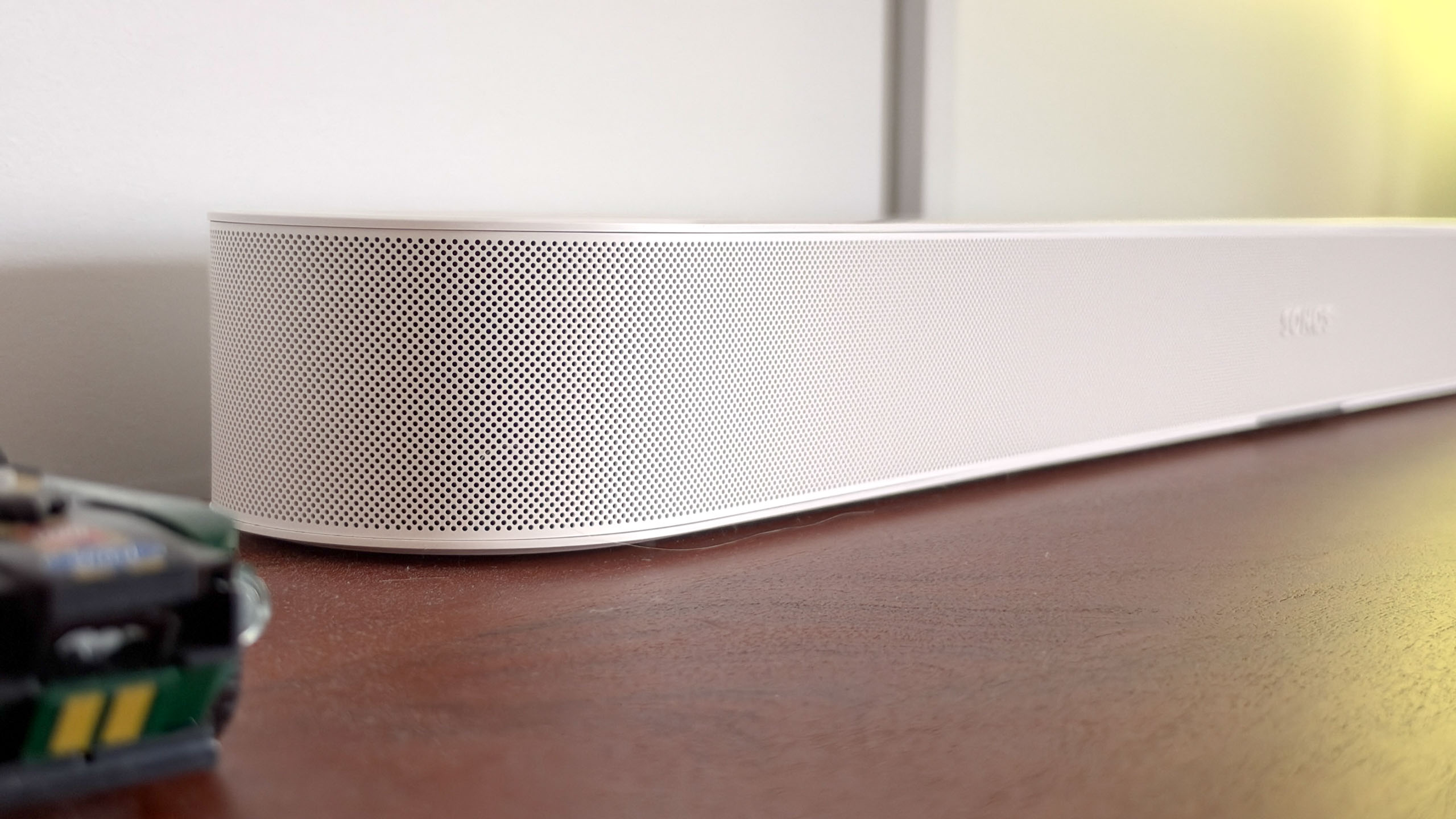 סרגל קול של Sonos Beam Ultra על שולחן צד
