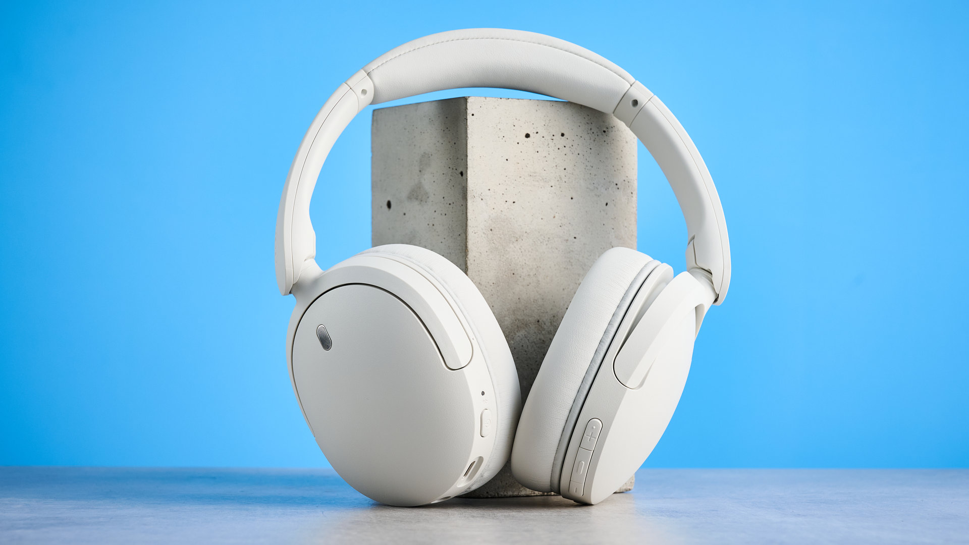 Sony WH-CH730N בלבן מצולם מול רקע כחול