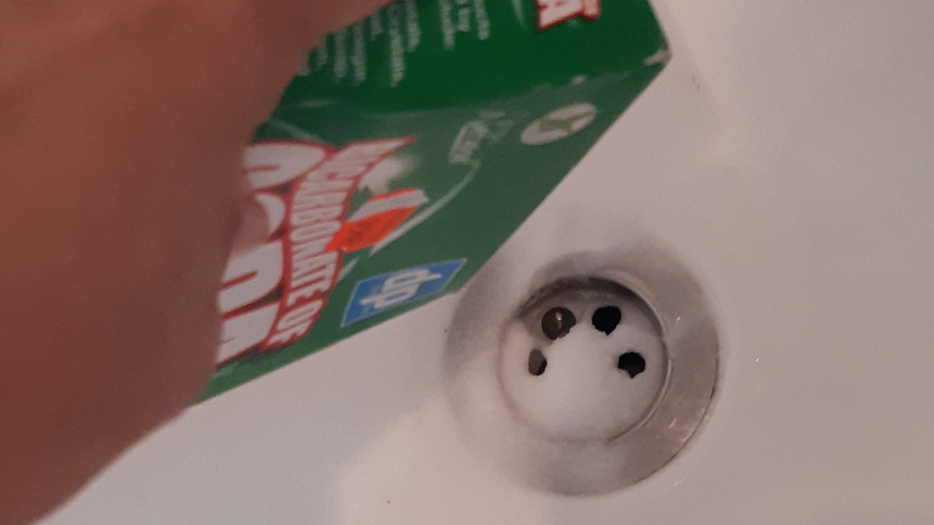 סודה לשתייה בניקוז אמבטיה