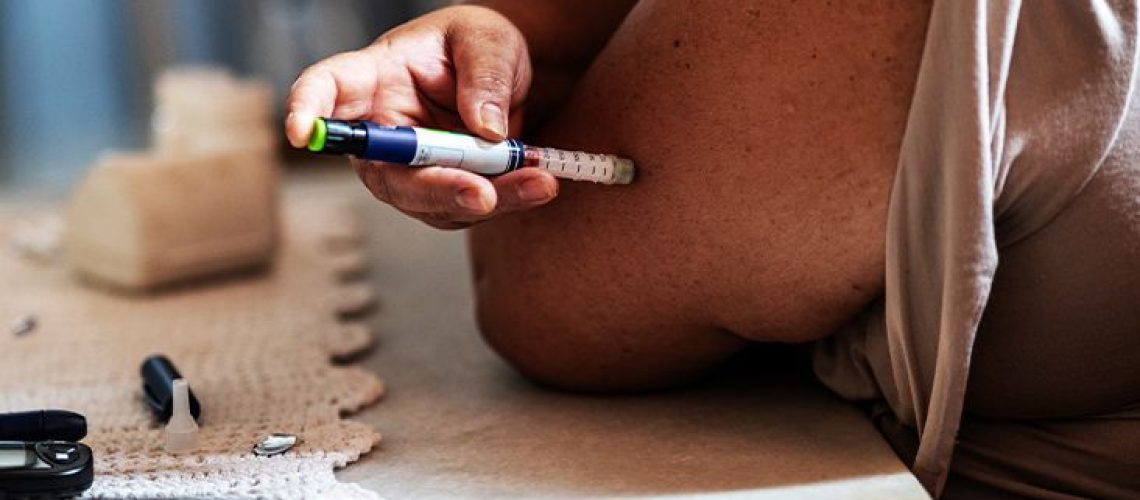 A woman injects a drug for type 2 diabetes in her arm