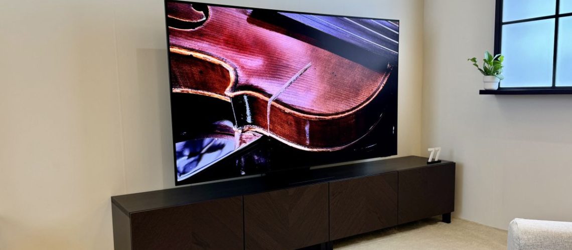 טלוויזיית ה-OLED של Samsung S95D מעשית - זה נראה כמו טלוויזיית ה-OLED החדשה שתנצח