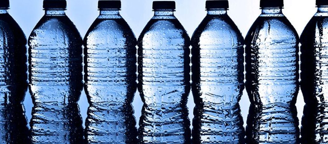 מספר עצום של חלקיקי פלסטיק שנמצאו בבקבוקי מים.  האם הם מזיקים לבריאות?