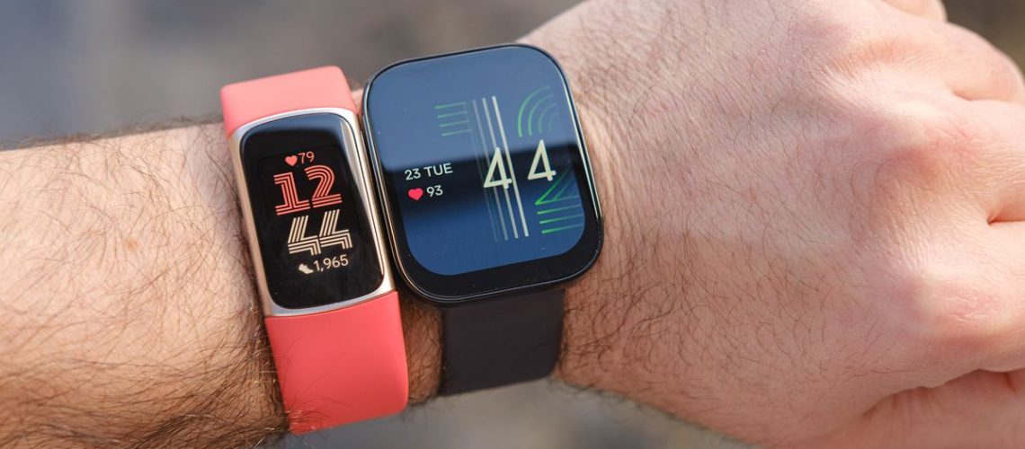 הלכתי 3,300 צעדים עם Fitbit Charge 6 ו- Amazfit Bip 5 - זה היה מדויק יותר