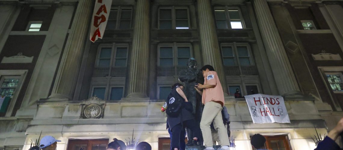 סטודנטים מצפון-מערב מסכימים לפרק מאהל אנטי-ישראלי, כאשר מפגיני קולומביה משתלטים על בניין האוניברסיטה