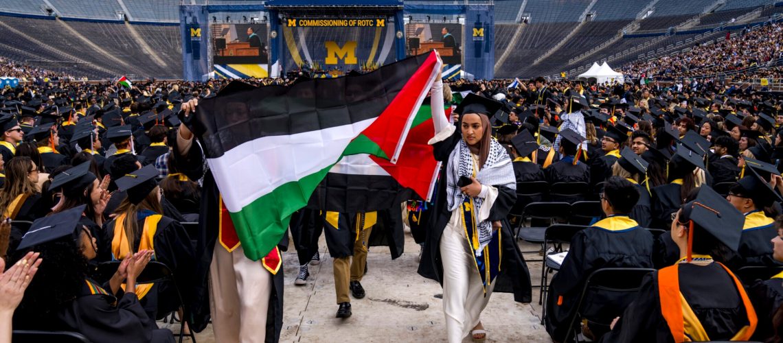 ממישיגן ועד בוסטון, מפגינים פרו-פלסטינים מתעקשים בסיום הלימודים בקולג'