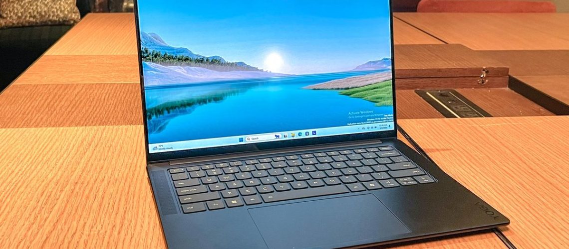 סקירה מעשית של Lenovo Yoga Slim 7x: אחד מהמחשבים הניידים היפים ביותר שראיתי אי פעם מאת Tony Polanco פורסם ב-20 במאי 24 עדיין לא דורג Lenovo Yoga Slim 7x מבטיח כוח ויעילות בעיצוב דק וקליל.  זה גם אחד מהמחשבים הניידים היפים ביותר שראינו.