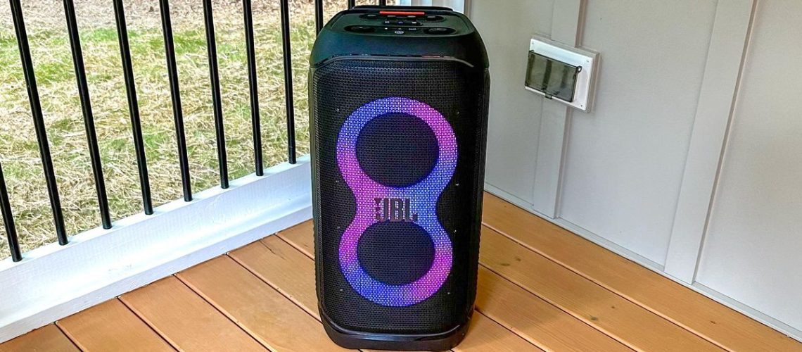 סקירת JBL PartyBox Stage 320 מאת Michael Gowan שפורסמה ב-22 במאי 24 לרמקול ה-Bluetooth הזה על גלגלים יש בס גדול ותכונות מהנות כדי לתת לזמנים הטובים להתגלגל