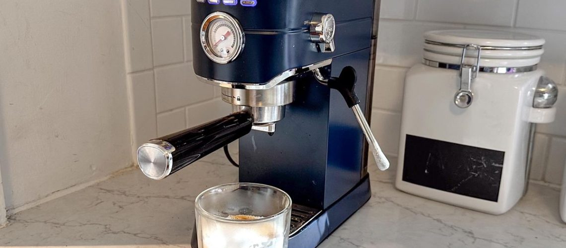 סקירת Casabrews מכונת אספרסו CM5418: שם נורא, קפה נהדר מאת מייק פרוספרו פורסם ב-6 ביוני 24. Casabrews היא מכונת אספרסו מצוינת בתקציב, אם אתה מוכן לחיות עם כמה פשרות.