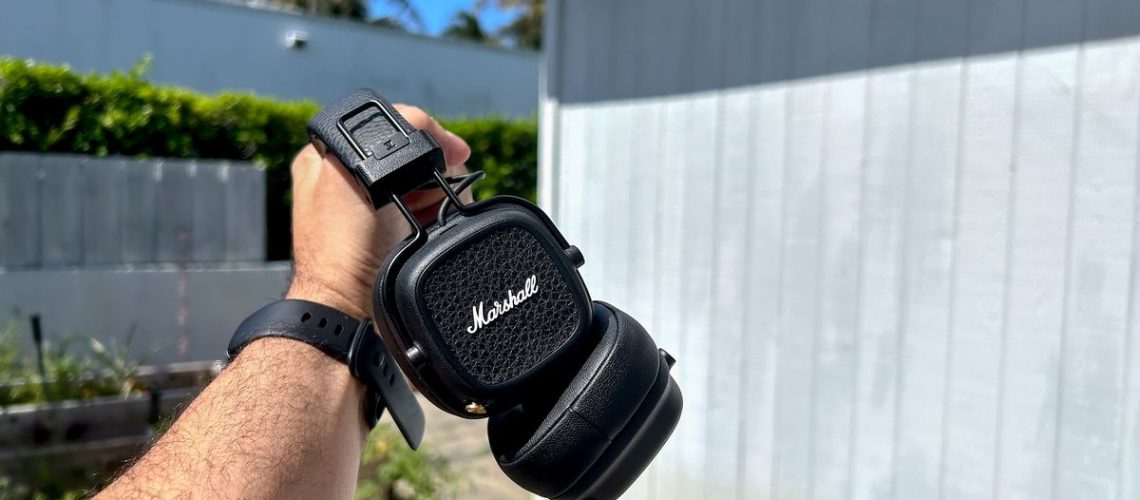 סקירת Marshall Major V: סאונד ייחודי ו-100+ שעות השמעה במחיר מצוין מאת Alex Bracetti פורסם ב-13 ביוני 24 לאוזניות האוזן האחרונות של Marshall יש את חיי הסוללה הארוכים ביותר שראינו ונשמעות טוב יותר מהרבה אלטרנטיבות אלחוטיות יוקרתיות, אבל נוחות ו הפונקציונליות יכולה להיות טובה יותר.