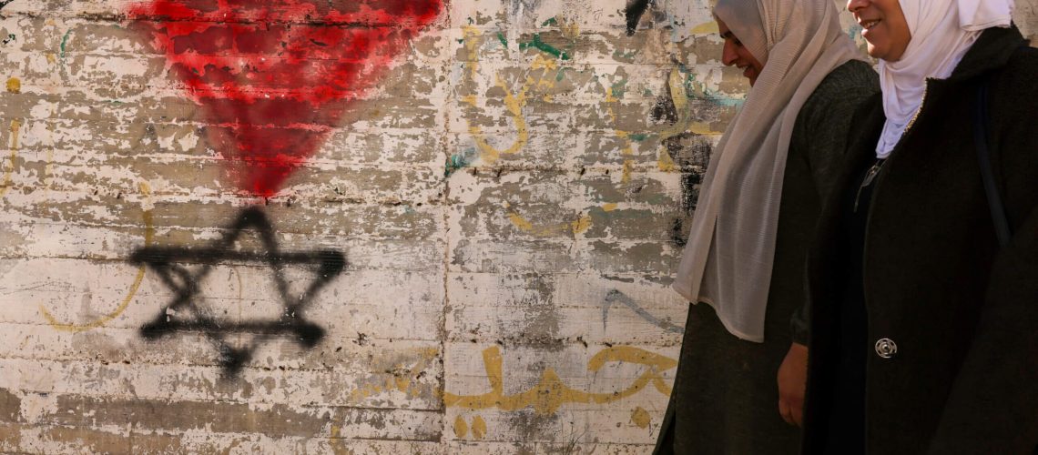 ונדלים ציירו משולש אדום על ביתו של מנהל מוזיאון יהודי.  מה זה אומר?