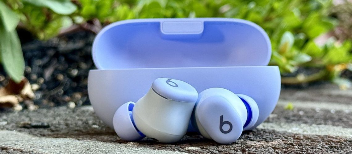 Beats Solo Buds מעשית מאת Kate Kozuch פורסם ב-18 ביוני 24 עדיין לא דורג The Beats Solo Buds הן אוזניות בסיסיות וידידותיות לתקציב שנראות מבטיחות על סמך רושם ראשוני;  עם זאת, תרצה להיות מודע לפשרות.