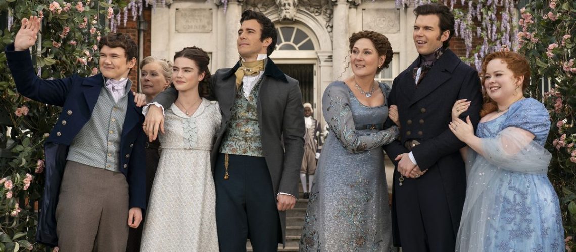 Will Tilston as Gregory Bridgerton, Florence Hunt as Hyacinth Bridgerton, Luke Thompson as Benedict Bridgerton, Ruth Gemmell as Lady Violet Bridgerton, Luke Newton as Colin Bridgerton, Nicola Coughlan as Penelope Featherington in episode 308 of Bridgerton