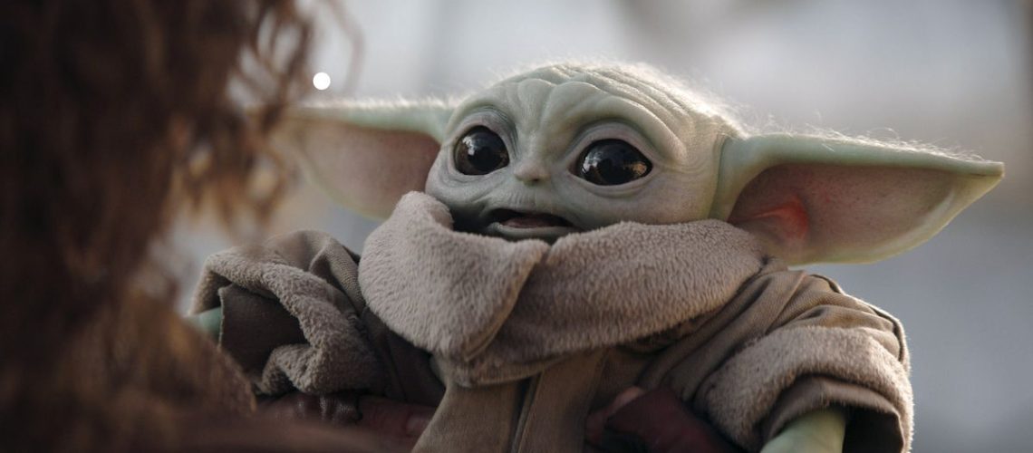 (L-R): Peli Motto (Amy Sedaris) and Grogu in The Mandalorian season 3 episode 2
