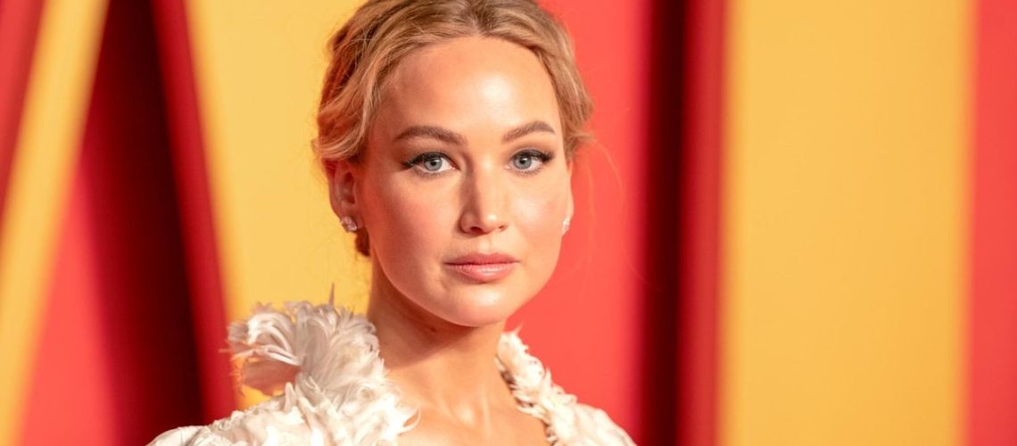 ג'ניפר לורנס תככב בתעלומת הרצח של אפל בהשראת 'עקרות בית אמיתיות' - מה שאנחנו יודעים על 'הנשים'