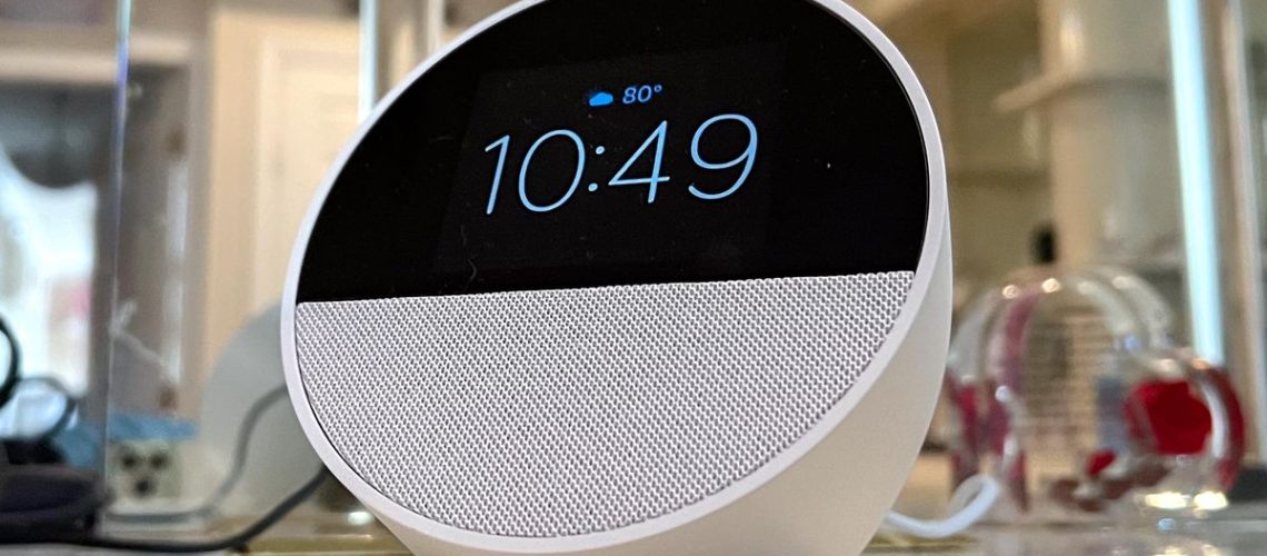 סקירת Amazon Echo Spot: רמקול חכם עלה ברמה מאת Hunter Fenollol פורסם ב-12 ביולי 24. שילוב של רמקול חכם עם תכונות בקרת מגע נוחות של צג חכם, Amazon Echo Spot המחודש הוא שותף שימושי למיטה או לצד השולחן.