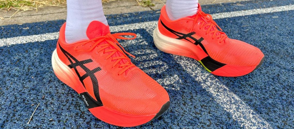 רצתי 50 מייל בנעל מירוץ הפחמן Asics Metaspeed Edge Paris - הנה פסק הדין שלי מאת ניק האריס-פרי פורסם ב-20 ביולי 24 ה-Asics Metaspeed Edge Paris יסבול מהשוואות ל- Metaspeed Sky Paris המרשים יותר, אבל זה גם מירוץ פחמן מצוין נַעַל.