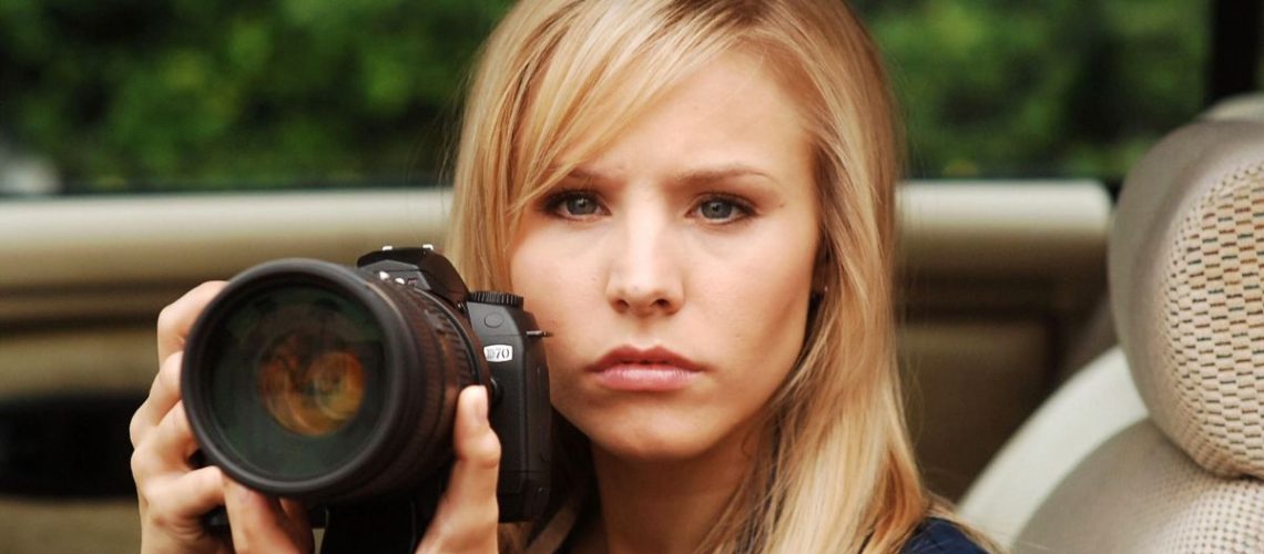 Kristen Bell holding a camera as Veronica Mars