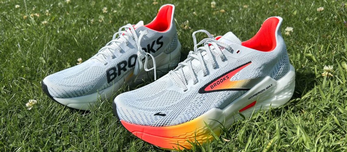 רצתי 35 קילומטרים ב-Brooks Hyperion Max 2 וזו הנעל שחסרה ברוקס מאת Nick Harris-fry פורסם ב-15 באוגוסט 24 The Brooks Hyperion Max 2 היא נעל אימון נוחה ורב-תכליתית בעלת מהירות לאימונים מהירים יותר וחלקה לרכוב לריצות קלות.