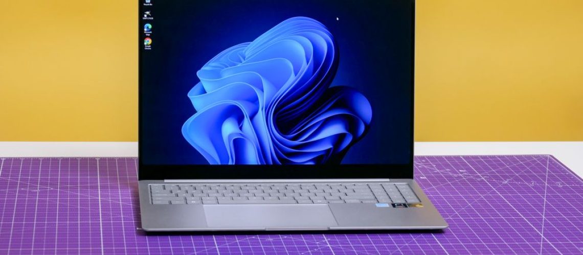 סקירת Samsung Galaxy Book 4 Edge: מחשב Copilot+ גדול ויפה מאת Tony Polanco פורסם ב-16 באוגוסט 24. Samsung Galaxy Book 4 Edge מרשים הודות לתצוגת OLED התוססת בגודל 16 אינץ', עיצוב קל משקל, ביצועים חזקים Snapdragon X Elite ומקלדת מרווחת.