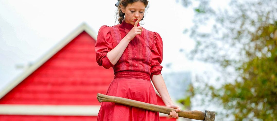 Mia Goth as Pearl, holding an hatchet, in Pearl.