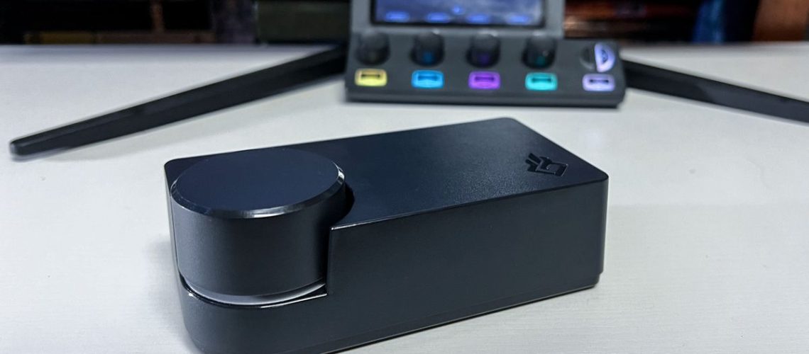 Beacn Studoi on desk with Beacn Mix Create