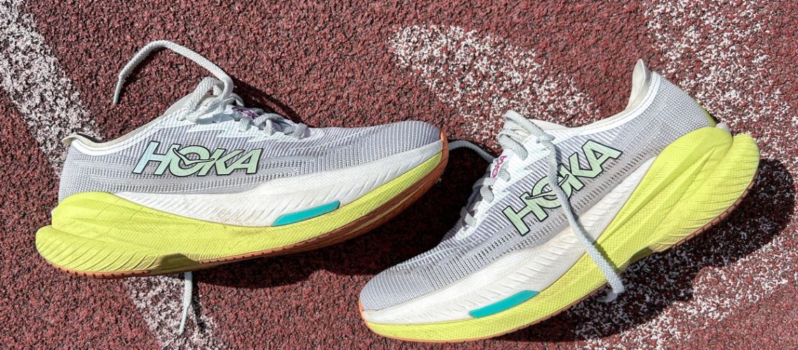 רצתי 45 קילומטרים ב-Hoka Mach X2 וזה מאמן מצופה מבריק עם פגם אחד מאת ניק האריס-פרי פורסם ב-3 בספטמבר 24 ה-Hoka Mach X2 היא נעל אימון מצופה מצוינת שעובדת לכל סוג של ריצה, כשהשלילית היחידה היא החלק העליון, שיכול לשפשף את העקב.